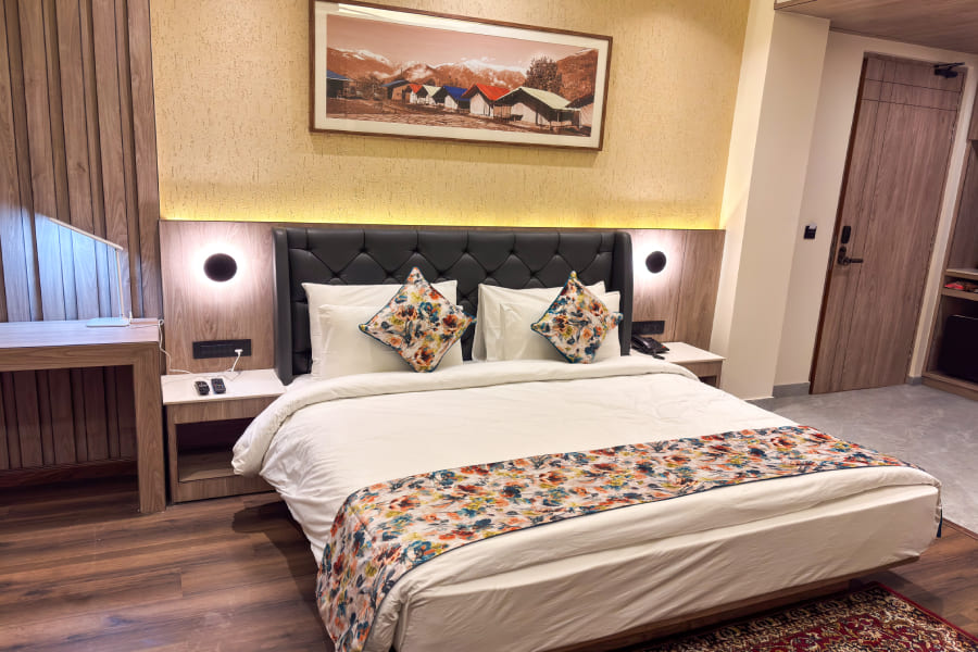 premium peak room in Manali